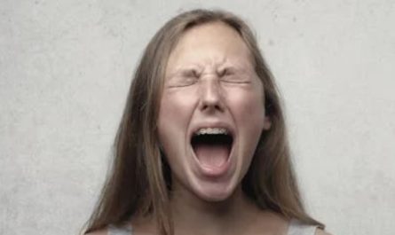33 Significados Espirituais de Sonhar com Gritos