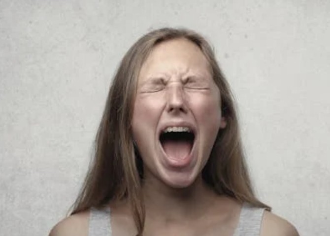 33 Significados Espirituais de Sonhar com Gritos