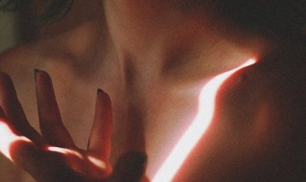 35 Significados Espirituais de Sonhar com Nudez e Vergonha