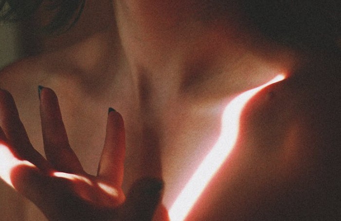 35 Significados Espirituais de Sonhar com Nudez e Vergonha