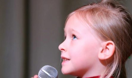 35 significados simbólicos de sonhar com karaoke