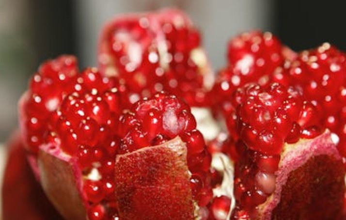 32 Significados Simbólicos de Sonhar com Romãs