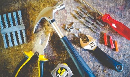 41 Significados Simbólicos de Sonhar com um Martelo