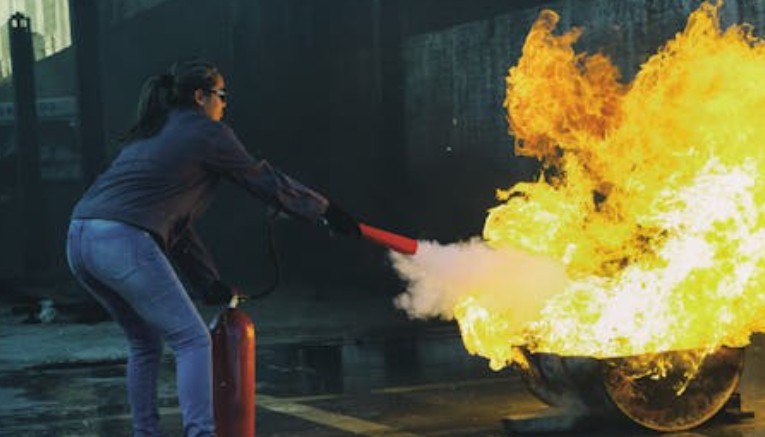 37 Significados Simbólicos de Sonhar com Extintores