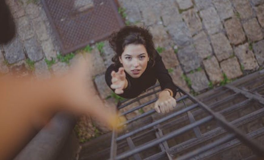 35 Significados Simbólicos de Sonhar com Escadas