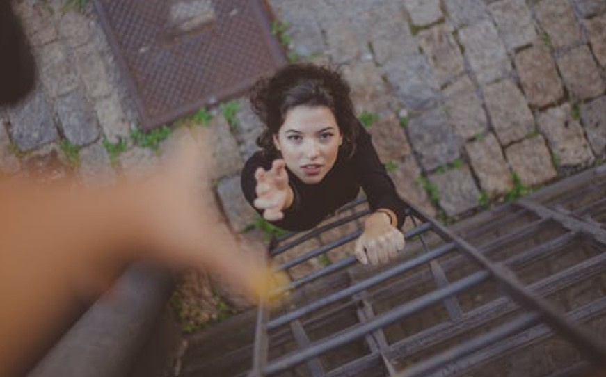 35 Significados Simbólicos de Sonhar com Escadas