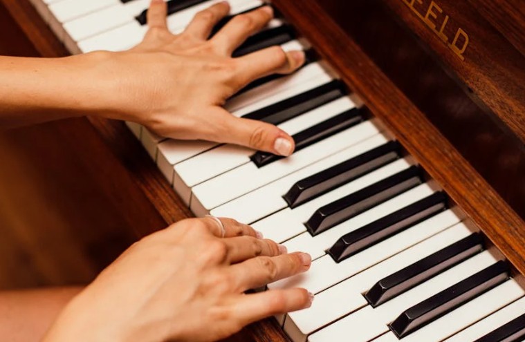 40 Significados Simbólicos de Sonhar Tocar Piano