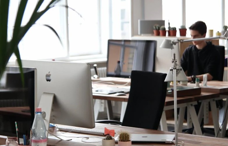 42 Significados Simbólicos de Sonhar com um Escritório