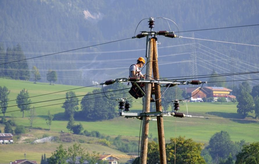 8 Significados de Sonhar com Postes de Energia