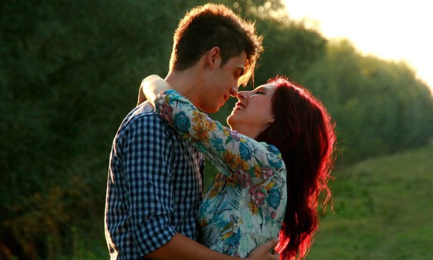 16 Significados de Sonhar Beijar um Desconhecido