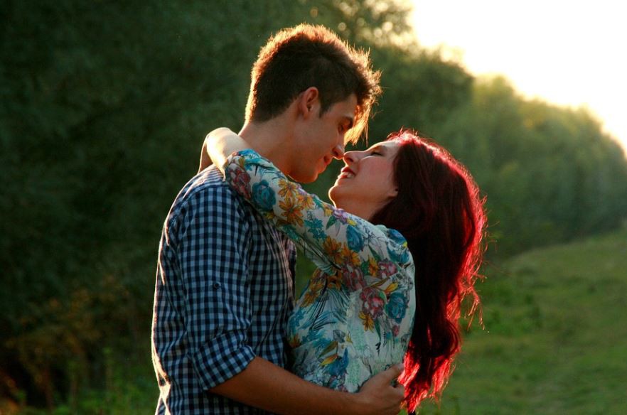16 Significados de Sonhar Beijar um Desconhecido