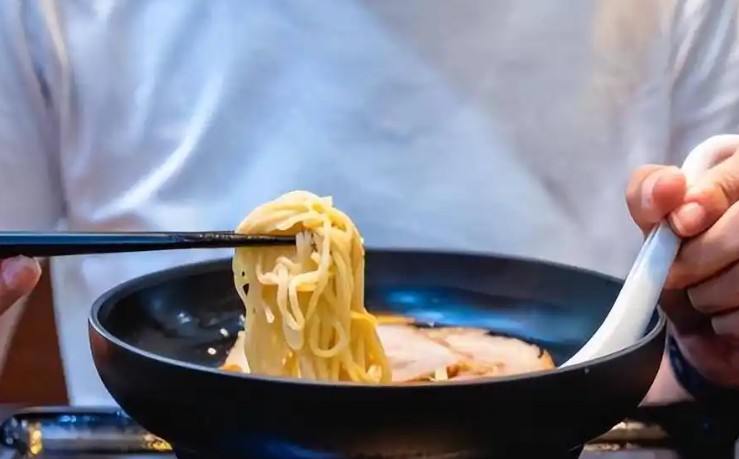 8 Significados de Sonhar Comer Massa