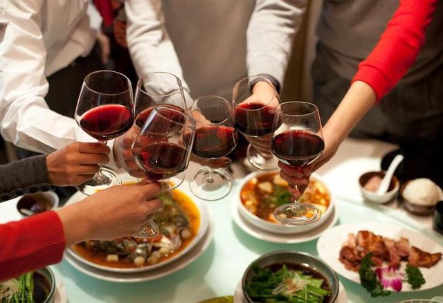 22 Significados dos Sonhos sobre Beber Álcool